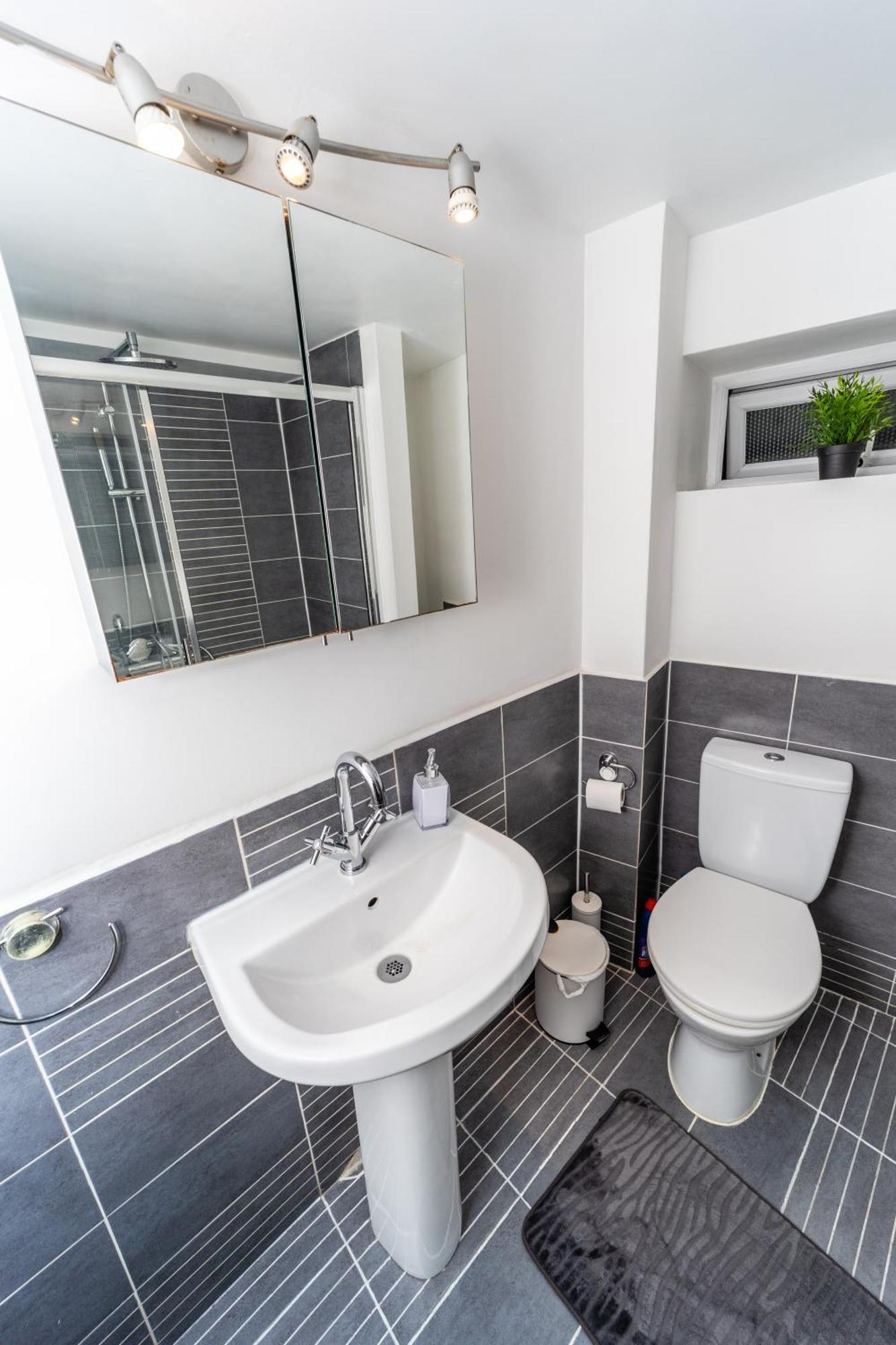 Spacious Flat With Patio & Parking In City Centre Reading Exterior foto