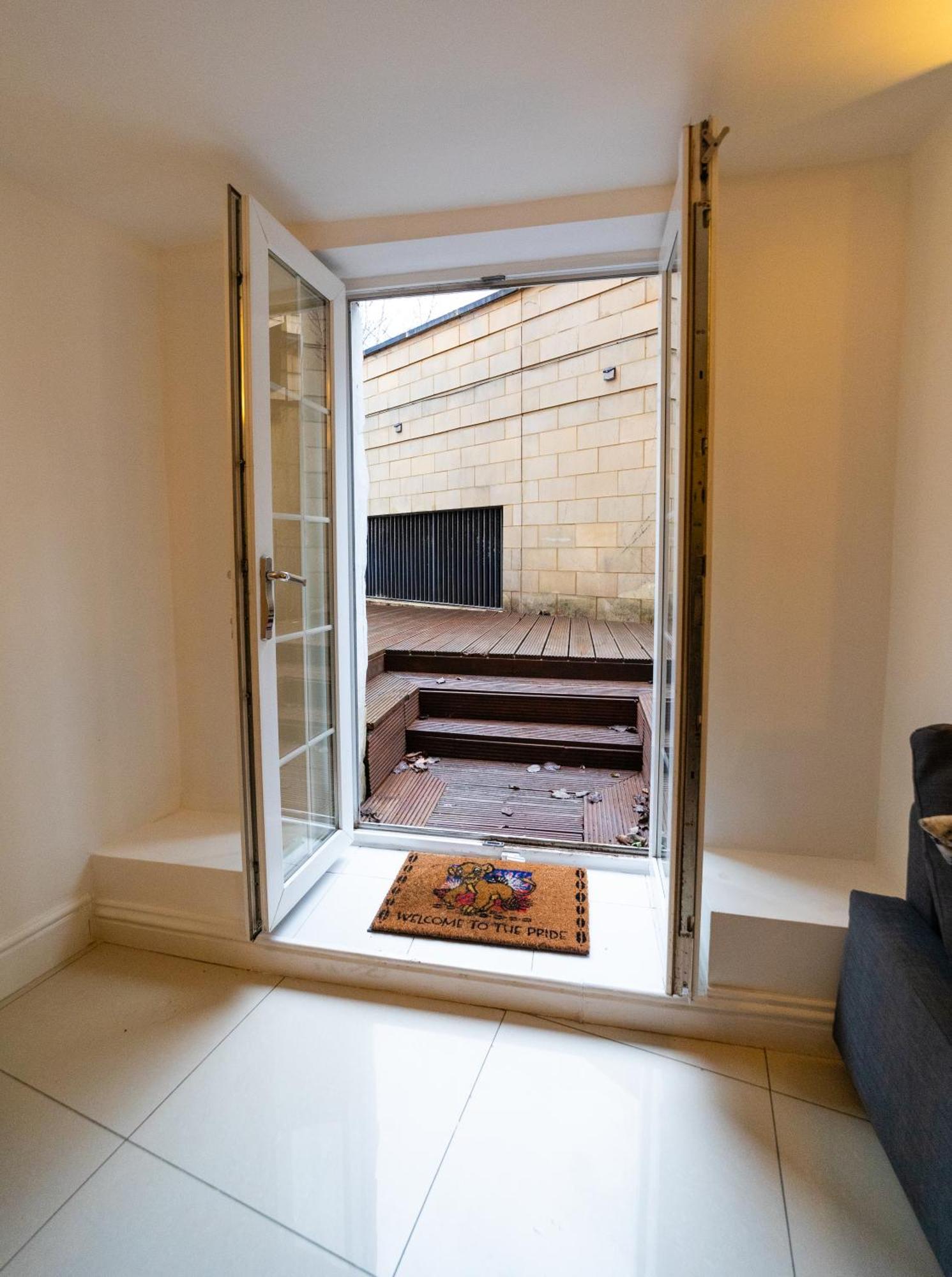 Spacious Flat With Patio & Parking In City Centre Reading Exterior foto